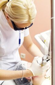 Déanann dochtúir nós imeachta photothermolysis