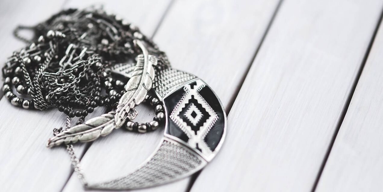 jewelry airgid chun toner aghaidhe a dhéanamh